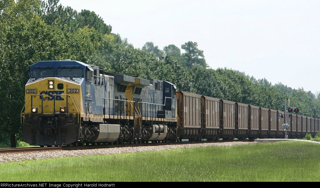 CSX 302 leads train U144 thru town